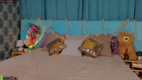 Snapshot of bella_stewartt chatting on 10/27/25, 12:04 Bella online show from 10/27/25, 12:04