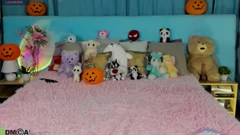 Snapshot of bella_stewartt chatting on 10/28/25, 12:14 Bella online show from 10/28/25, 12:14