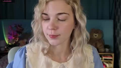 Snapshot of bella_stewartt chatting on 11/10/25, 12:42 Bella online show from 11/10/25, 12:42