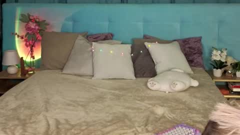 Snapshot of bella_stewartt chatting on 11/14/25, 12:20 Bella online show from 11/14/25, 12:20