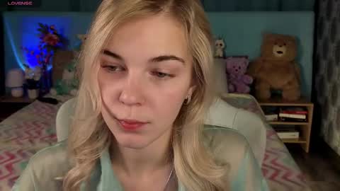 Snapshot of bella_stewartt chatting on 11/17/25, 12:49 Bella online show from 11/17/25, 12:49