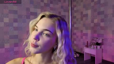 Snapshot of bella_stewartt chatting on 11/19/25, 12:54 Bella online show from 11/19/25, 12:54