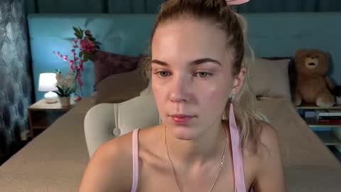 Snapshot of bella_stewartt chatting on 11/21/25, 01:04 Bella online show from 11/21/25, 01:04