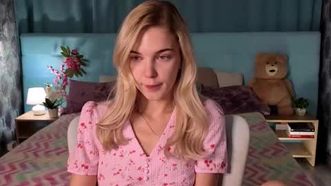 Snapshot of bella_stewartt chatting on 12/01/25, 12:15 Bella online show from 12/01/25, 12:15