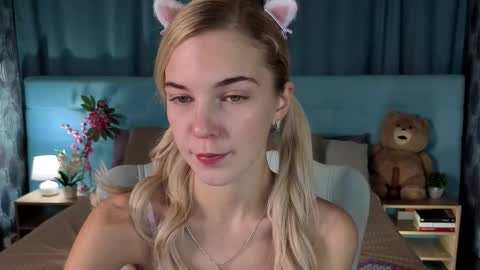 Snapshot of bella_stewartt chatting on 12/01/25, 11:10 Bella online show from 12/01/25, 11:10