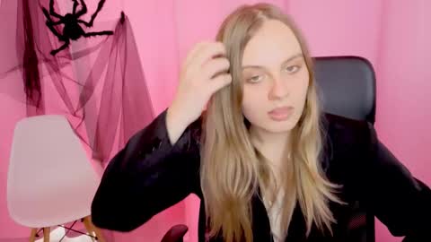 Snapshot of bella_swonn_ chatting on 11/24/25, 11:32 Bella online show from 11/24/25, 11:32