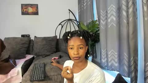 Snapshot of bella_thequeen chatting on 06/01/26, 04:58 Bella sweetpea online show from 06/01/26, 04:58