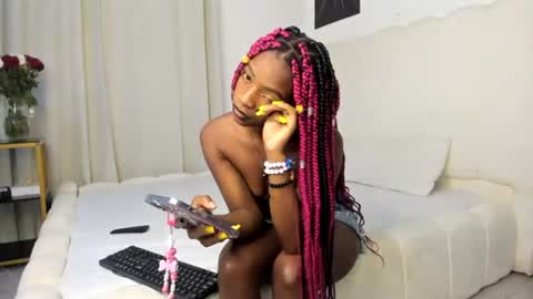 Snapshot of bella_thequeen chatting on 06/26/26, 03:00 Bella sweetpea online show from 06/26/26, 03:00