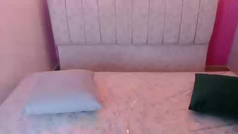 Snapshot of bella_vibes_s chatting on 09/13/25, 09:36 Bella online show from 09/13/25, 09:36