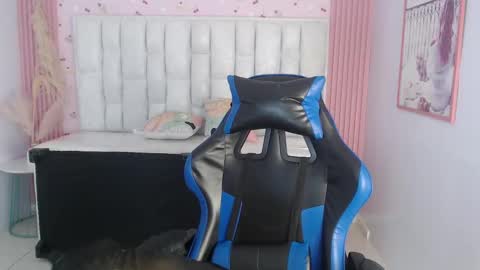 Snapshot of bella_vibes_s chatting on 09/26/25, 08:24 Bella online show from 09/26/25, 08:24