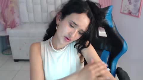 Snapshot of bella_vibes_s chatting on 10/22/25, 10:42 Bella online show from 10/22/25, 10:42