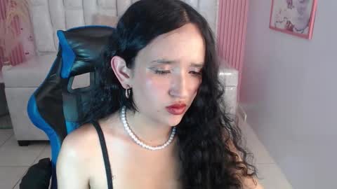 Snapshot of bella_vibes_s chatting on 10/26/25, 08:15 Bella online show from 10/26/25, 08:15