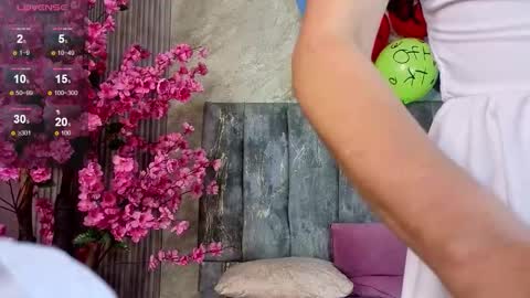 Snapshot of bella_vibes_s chatting on 11/26/25, 08:26 Bella online show from 11/26/25, 08:26