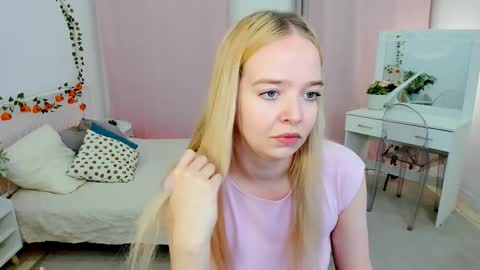 Snapshot of bellamontgomery chatting on 10/22/25, 10:09 Bella online show from 10/22/25, 10:09