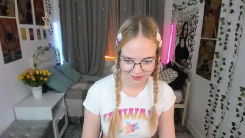 Snapshot of bellamontgomery chatting on 11/09/25, 11:36 Bella online show from 11/09/25, 11:36