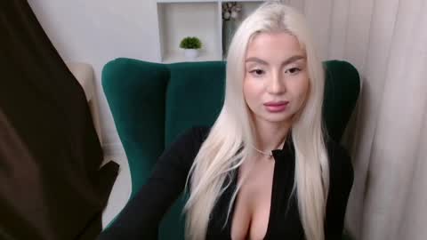 Snapshot of bellamur_ chatting on 04/21/26, 01:17 Bella online show from 04/21/26, 01:17