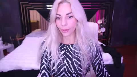 Bella online show from 11/23/25, 09:03