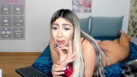 Snapshot of belle_hallle chatting on 12/12/24, 07:59 LucyJelly online show from 12/12/24, 07:59