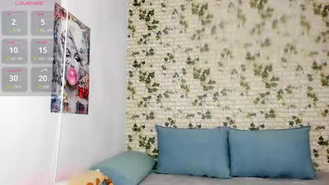 Snapshot of belle_hallle chatting on 01/08/25, 04:33 LucyJelly online show from 01/08/25, 04:33