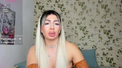 Snapshot of belle_hallle chatting on 01/17/25, 04:57 LucyJelly online show from 01/17/25, 04:57