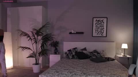 Bella online show from 10/19/25, 01:06