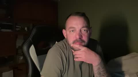 Snapshot of benochau chatting on 04/28/26, 10:37 benochau online show from 04/28/26, 10:37
