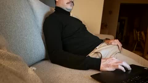 Snapshot of benoitgmx12 chatting on 11/15/25, 08:27 benoitgmx12 online show from 11/15/25, 08:27