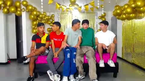 Snapshot of benz_boys chatting on 01/11/25, 12:18 benz boys online show from 01/11/25, 12:18