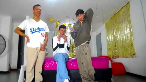 Snapshot of benz_boys chatting on 02/25/25, 12:03 benz boys online show from 02/25/25, 12:03