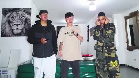 Snapshot of benz_boys chatting on 09/28/25, 12:32 benz boys online show from 09/28/25, 12:32