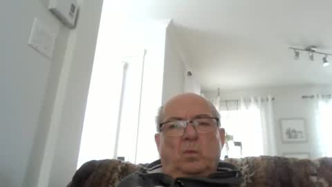 Snapshot of bernard1102 chatting on 02/25/26, 01:43 bernard1102 online show from 02/25/26, 01:43