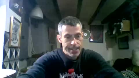 Snapshot of bernichaoss77 chatting on 12/22/25, 05:37 bernichaoss77 online show from 12/22/25, 05:37