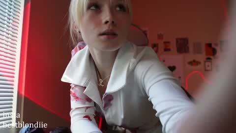 Snapshot of bestblondiiecb chatting on 01/09/25, 11:24 Chloe Next stream on Friday online show from 01/09/25, 11:24