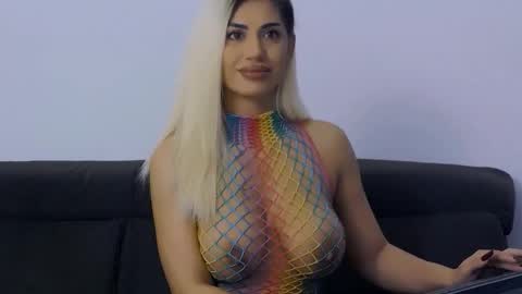 Snapshot of bethierusse chatting on 11/06/25, 02:34 bethierusse online show from 11/06/25, 02:34