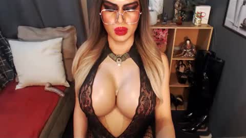 Snapshot of bigbomblhoraine chatting on 02/11/25, 06:55 Loraine Cruz online show from 02/11/25, 06:55