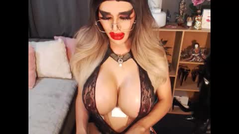 Snapshot of bigbomblhoraine chatting on 09/16/25, 05:47 Loraine Cruz online show from 09/16/25, 05:47