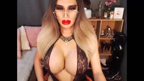 Snapshot of bigbomblhoraine chatting on 09/30/25, 02:16 Loraine Cruz online show from 09/30/25, 02:16