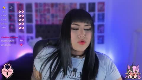 Snapshot of bigboobs_cloe chatting on 10/21/25, 03:18 bigboobs cloe online show from 10/21/25, 03:18