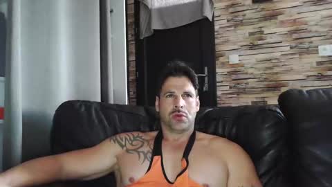 Snapshot of bigboyband chatting on 10/15/25, 01:22 Bigboyband online show from 10/15/25, 01:22