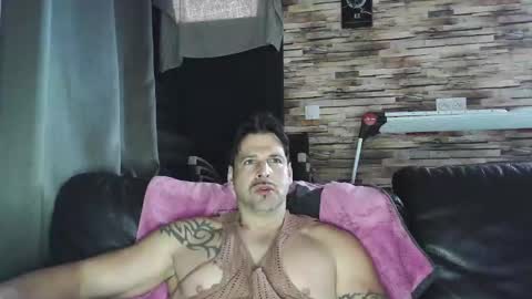 Snapshot of bigboyband chatting on 12/15/25, 09:35 Bigboyband online show from 12/15/25, 09:35