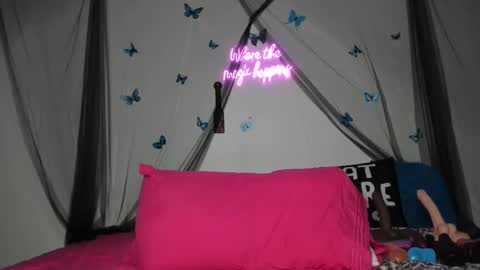 Snapshot of bigbuttsarena chatting on 01/11/25, 06:54 bigbuttsarena online show from 01/11/25, 06:54