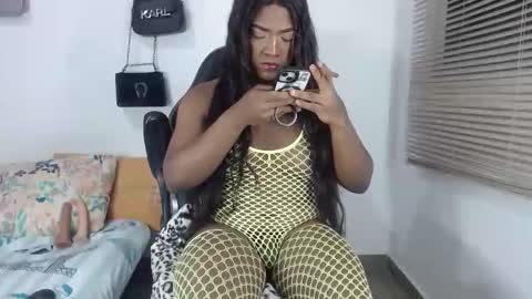 Snapshot of bigcrisblack chatting on 10/17/25, 05:54 cristina online show from 10/17/25, 05:54