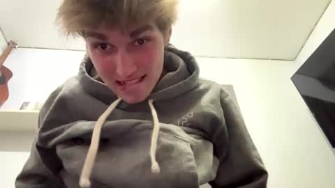 Snapshot of bigskinnyboyshh chatting on 12/24/24, 03:38 bigskinnyboyshh online show from 12/24/24, 03:38