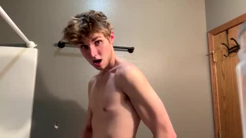 Snapshot of bigskinnyboyshh chatting on 01/03/25, 05:28 bigskinnyboyshh online show from 01/03/25, 05:28