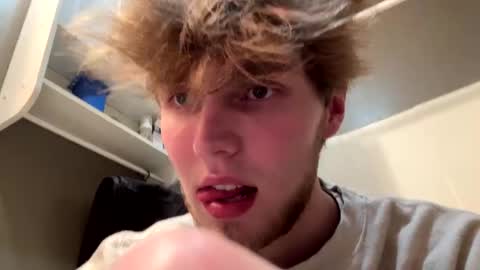 Snapshot of bigskinnyboyshh chatting on 02/14/25, 09:56 bigskinnyboyshh online show from 02/14/25, 09:56