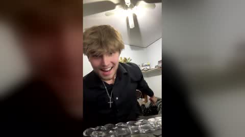 Snapshot of bigskinnyboyshh chatting on 12/13/25, 09:42 bigskinnyboyshh online show from 12/13/25, 09:42