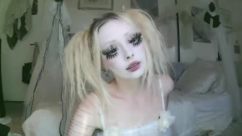 vampire fang  online show from 04/20/26, 06:53