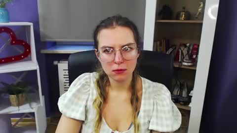 Z O E Y online show from 12/16/24, 09:03