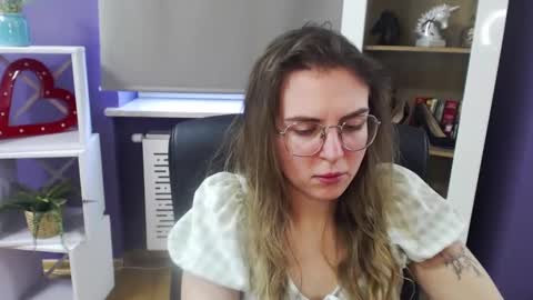 Z O E Y online show from 02/11/25, 08:48