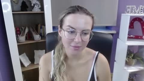 Z O E Y online show from 09/10/25, 04:23